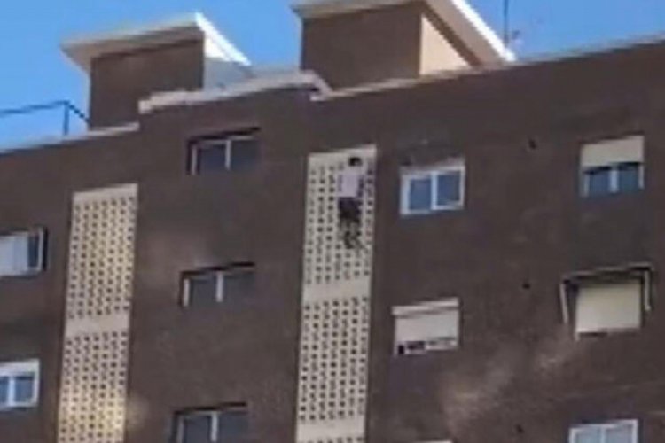 11 katlı binaya tırmanan adam g&ouml;zaltına alındı!