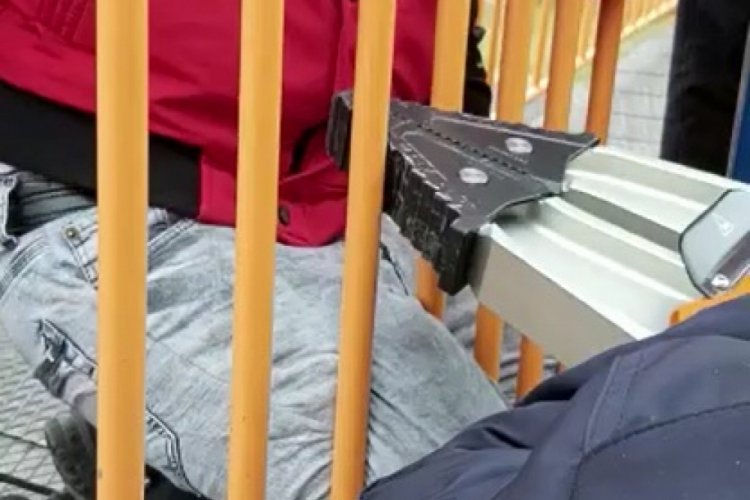 Bacağı demir korkuluğa sıkışan &ccedil;ocuğu itfaiye kurtardı