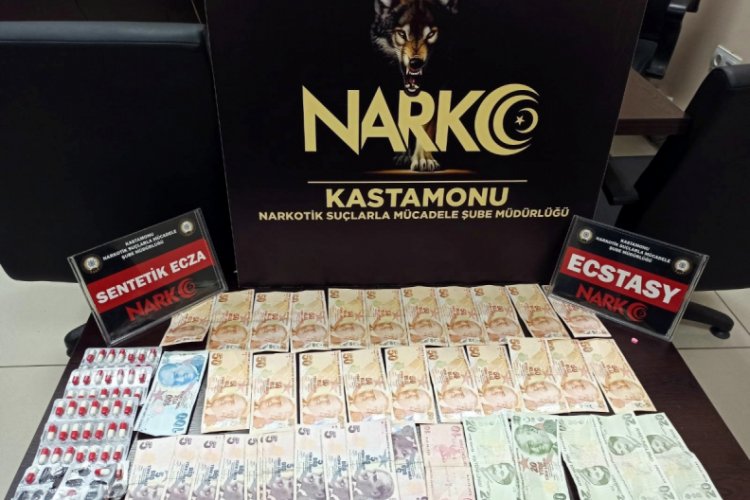3 saat boyunca ara&ccedil;la ka&ccedil;an uyuşturucu tacirleri yakayı ele verdi