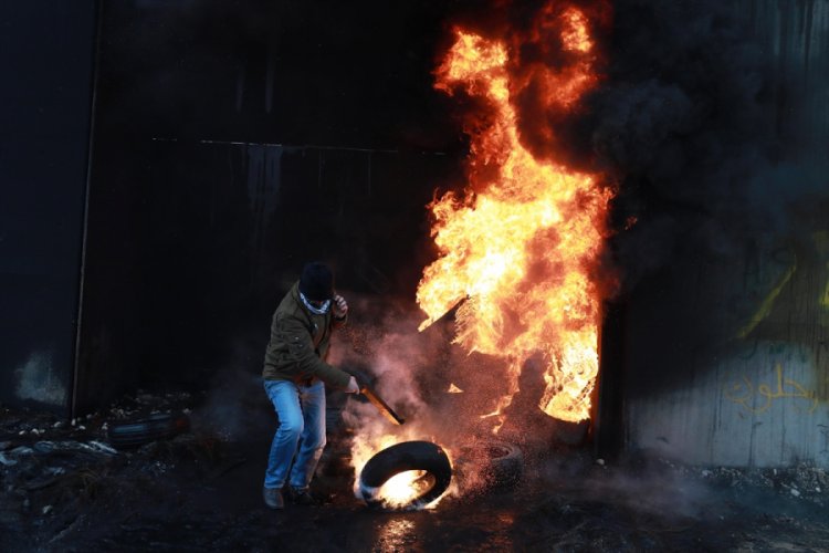 Filistinliler, protesto sırasında kenti ateşe verdi