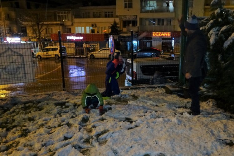 Bursa'da kar yağışı y&uuml;z&uuml;n&uuml; g&ouml;stermeye başladı!