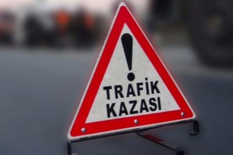 İki kamyonet &ccedil;arpıştı, 2 kişi yaralandı