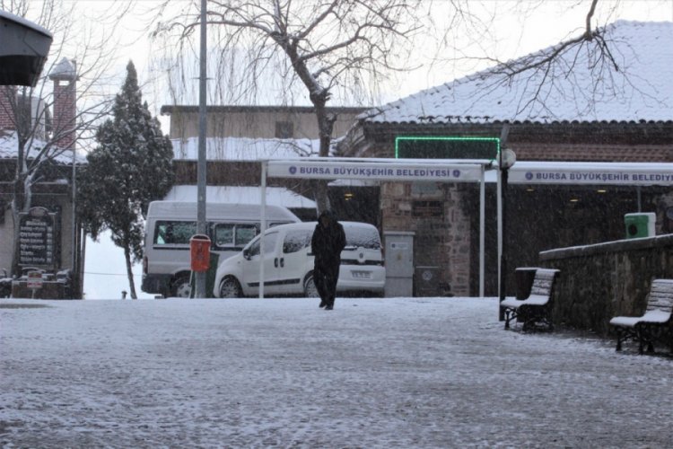 Bursa g&uuml;ne karla uyandı! İşte o g&ouml;r&uuml;nt&uuml;ler...