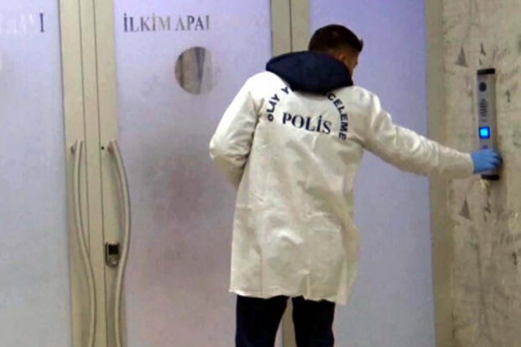 Annesine silah &ccedil;eken babasını &ouml;ld&uuml;rd&uuml;