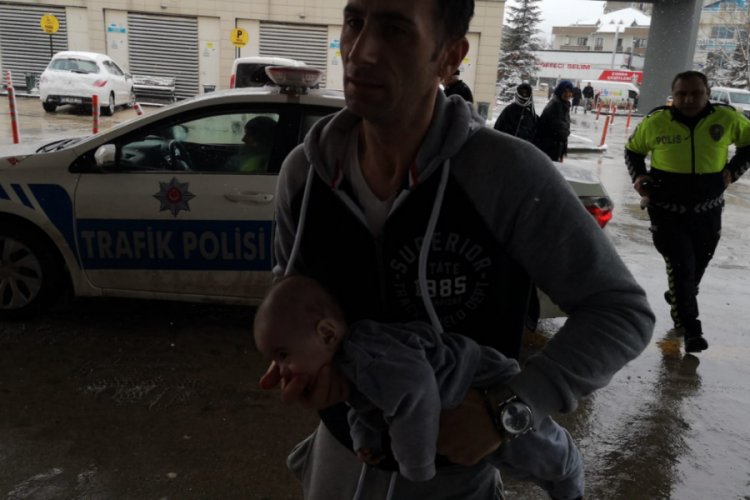 Bursa'da dili boğazına ka&ccedil;an bebeği hastaneye trafik polisleri yetiştirdi