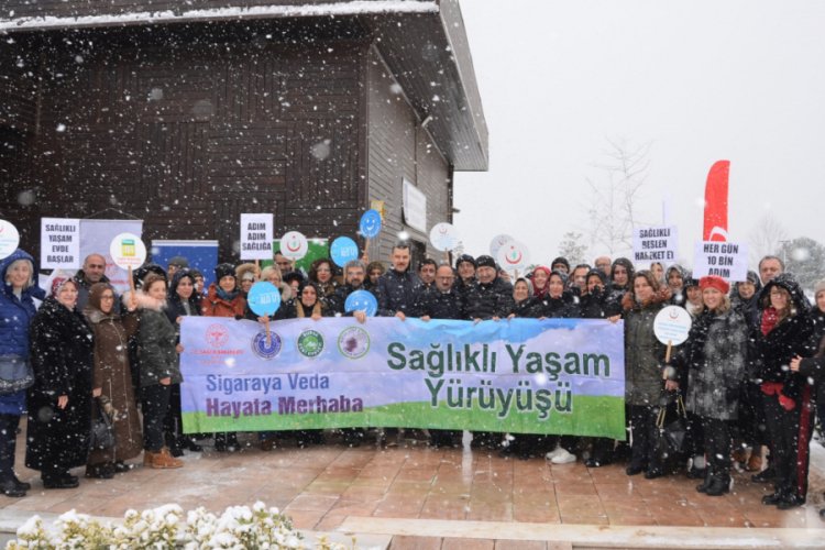 Bursa'da kar yağışı sigarayla m&uuml;cadeleye engel olmadı
