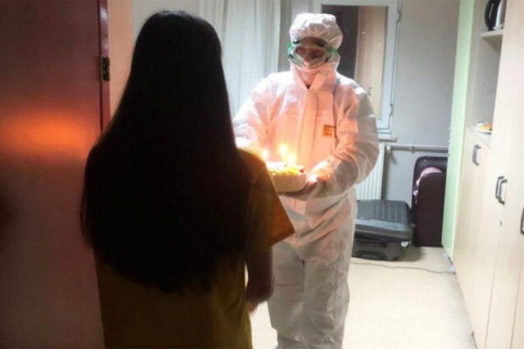Bakan Koca, Vuhan'dan tahliye edilen &ouml;ğrencinin doğum g&uuml;n&uuml;n&uuml; kutladı