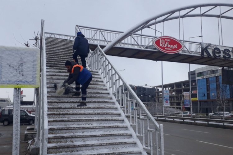 Bursa'da ekipler kar yağışıyla birlikte seferber oldu