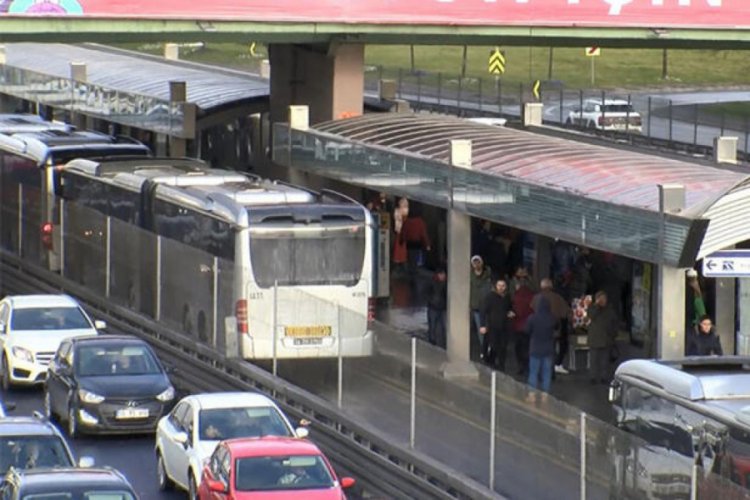 Durakta bekleyen yolcuya metrob&uuml;s &ccedil;arptı!