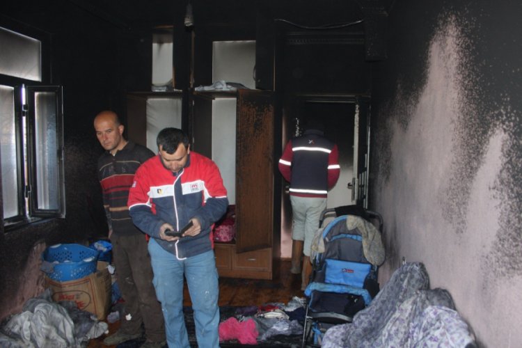 &Ccedil;akmakla oynayan &ccedil;ocuk evde yangın &ccedil;ıkardı