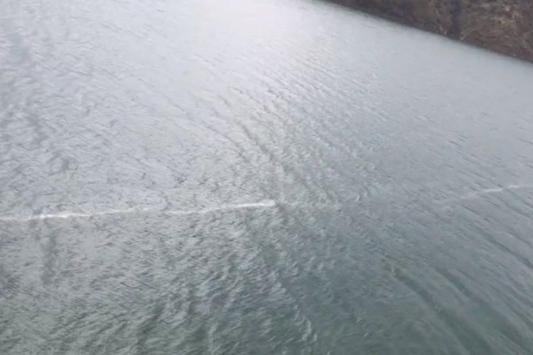 Deprem sonrası y&uuml;zey kırığının suda oluşturduğu g&ouml;r&uuml;nt&uuml; dikkat &ccedil;ekti