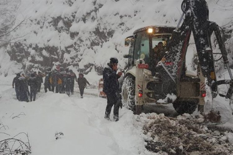 İş makinesi u&ccedil;uruma yuvarlandı: &Ouml;l&uuml; ve yaralılar var