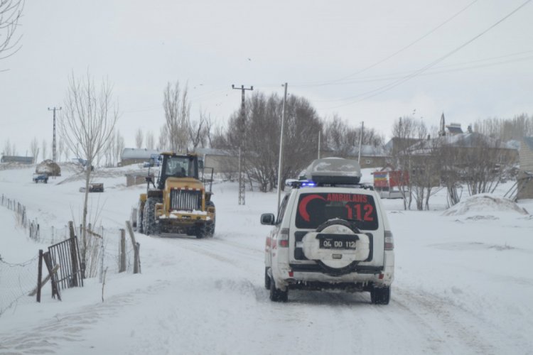 Sancısı olan hastaya iş makinesiyle yolu a&ccedil;ıp ulaştılar