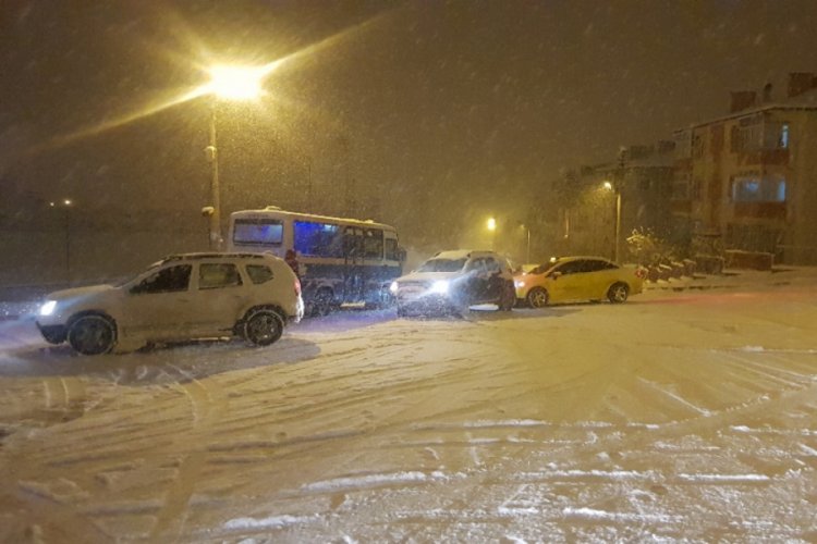 Buz pistine d&ouml;nen yolda kazalar art arda geldi