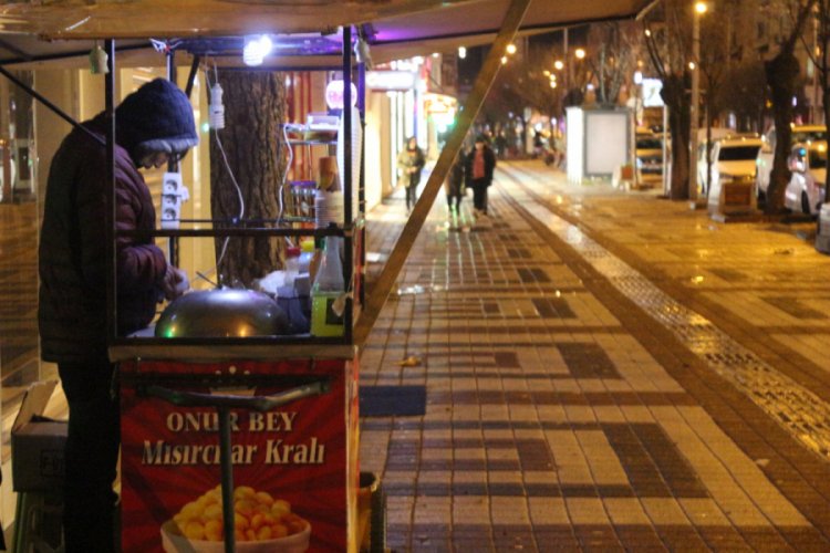 Bursa'da engelli gen&ccedil; ailesini mısır satarak ge&ccedil;indiriyor