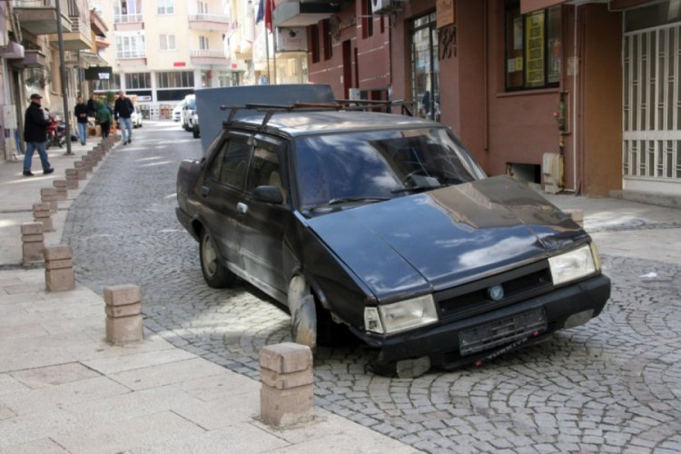 Alkoll&uuml; s&uuml;r&uuml;c&uuml;y&uuml; beton duba durdurdu