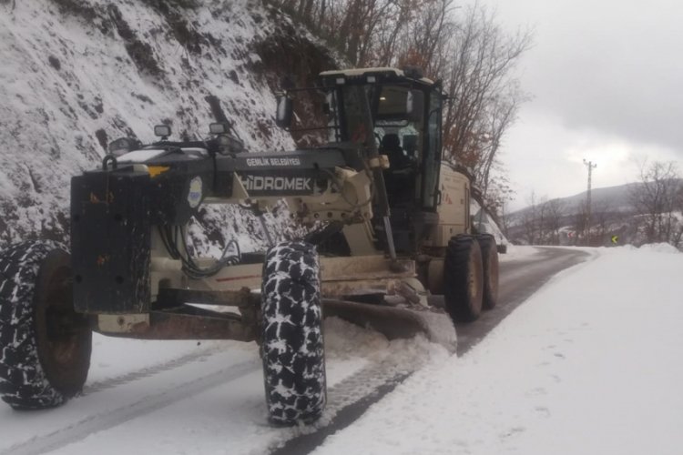 Bursa Gemlik'te kapanan yollara anında m&uuml;dahale