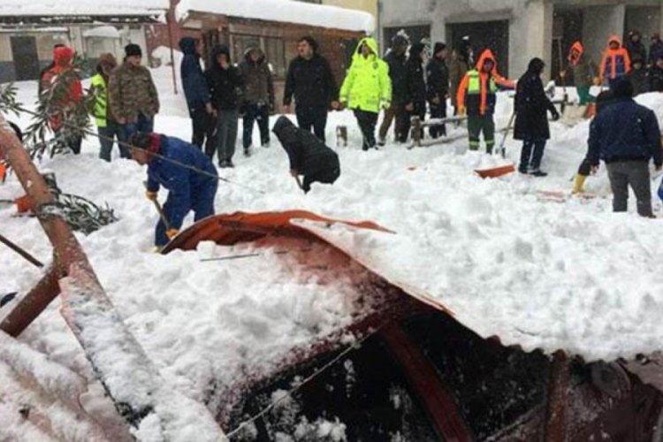Kar nedeniyle pazar yerinin &ccedil;atısı &ccedil;&ouml;kt&uuml;