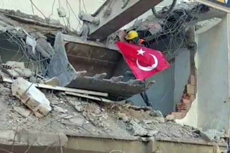 Yıkımda iş&ccedil;inin bayrak hassasiyeti