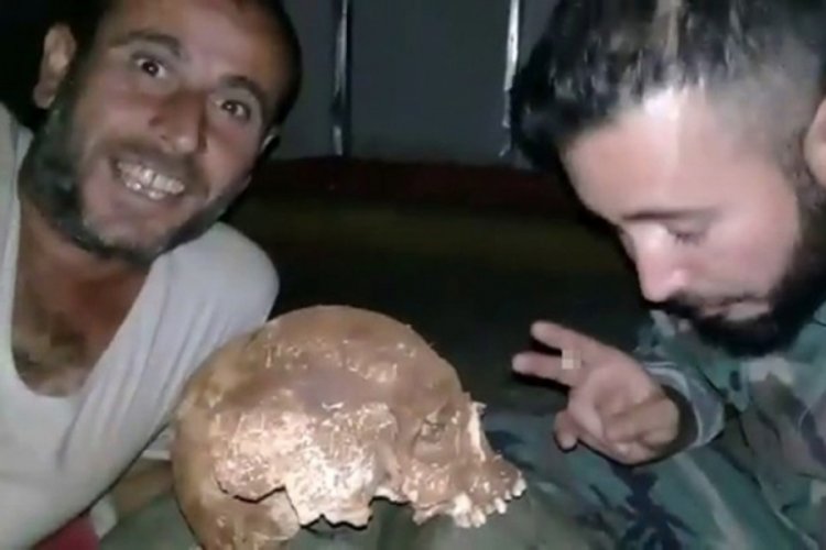 Mezardan kafatası &ccedil;ıkartıp video &ccedil;ektiler