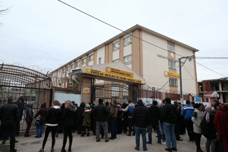 Bursa'da depreme dayanıksız ilkokul liseye taşındı, aileler tepki g&ouml;sterdi