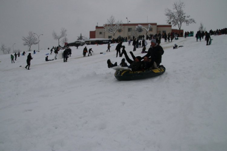 Vatandaşlar karda rafting yaptılar