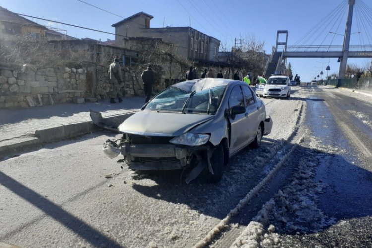Su borusunun oluşturduğu buz kazaya neden oldu