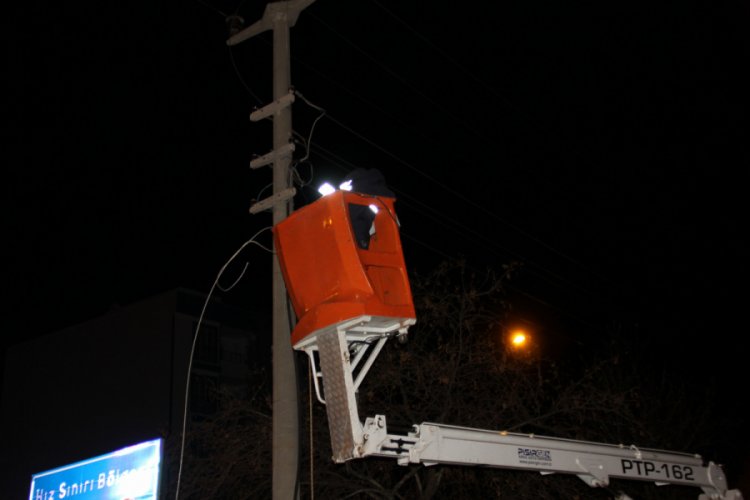 Elektrik telleri fırtınada koptu