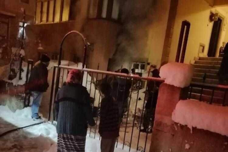 Evde elektrik kontağından yangın &ccedil;ıktı
