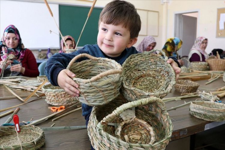 İlmek ilmek &ouml;rd&uuml;kleri 'kındıra' ile sepet&ccedil;iliği yaşatıyorlar