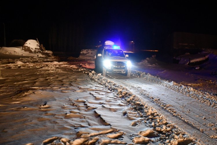 Kapanan k&ouml;y yolu minik Berat i&ccedil;in a&ccedil;ıldı
