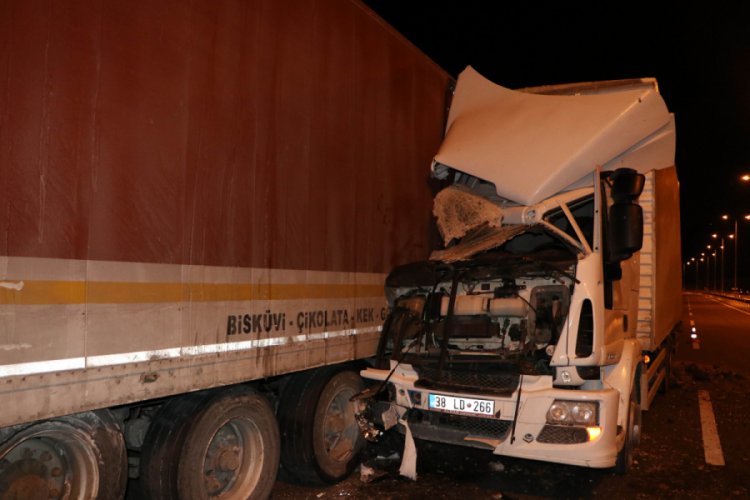 Tamir i&ccedil;in durdurulan tıra kamyonet &ccedil;arptı