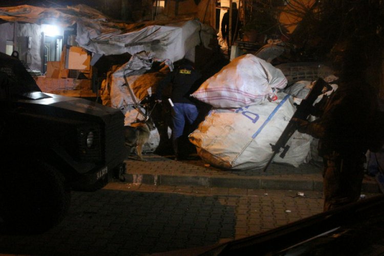 İstanbul'da 7 il&ccedil;ede uyuşturucu operasyonu: 44 g&ouml;zaltı