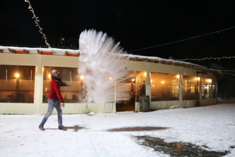 Eksi 21 derecede havaya atılan su yere buz taneciği olarak d&uuml;şt&uuml;