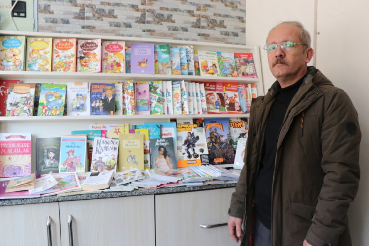 Mahalledeki &ccedil;ocuklar i&ccedil;in muhtarlığı k&uuml;t&uuml;phaneye &ccedil;evirdi