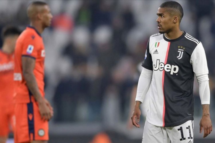 Juventuslu Douglas Costa sahalardan en az 15 g&uuml;n uzak kalacak