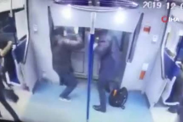 Yanlış metroya binen yolcu dışarı atladı