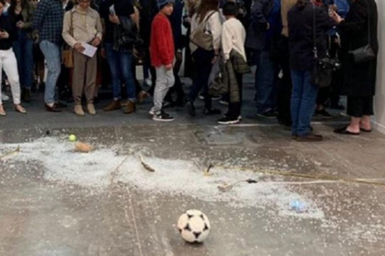 Sanat eleştirmeni beğenmediği eseri 'yanlışlıkla' par&ccedil;aladı