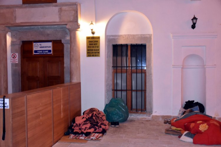 Marmaris'te evsizler cami avluları ve parklarda uyuyor