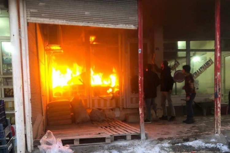 İnşaat malzemelerinin satıldığı iş yerinde yangın