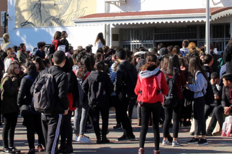 Yıkım kararı verilen okulun &ouml;ğrenci ve velilerinden nakil eylemi