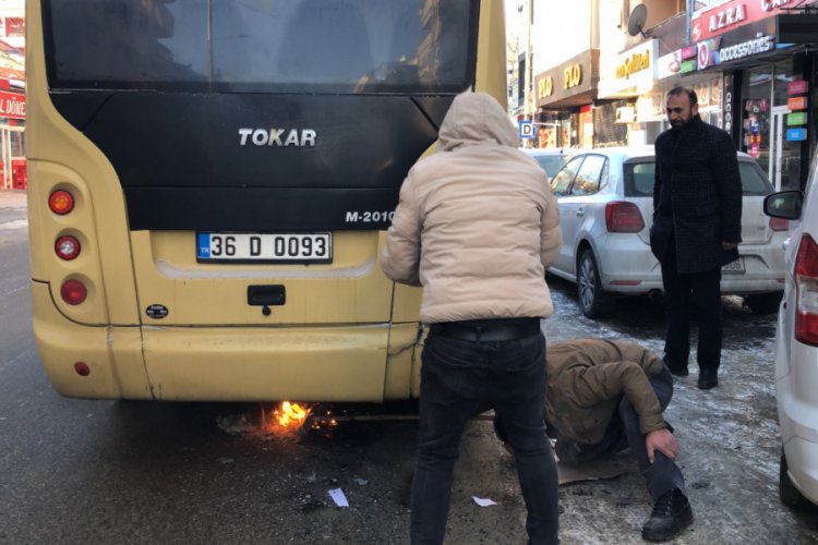 Donan minib&uuml;s altında ateş yakılırken alev aldı