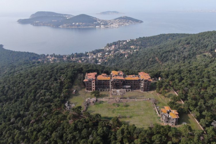 B&uuml;y&uuml;kada Rum Yetimhanesi &ccedil;&ouml;kmek &uuml;zere