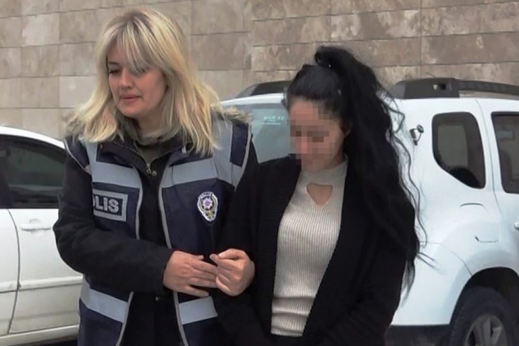 Kartla kapılarını a&ccedil;tığı evlerden 7 bin dolar &ccedil;alan kadın yakalandı