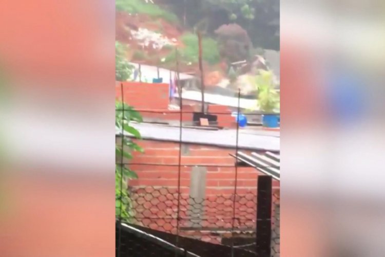 Brezilya'da kayan toprak evleri b&ouml;yle yuttu