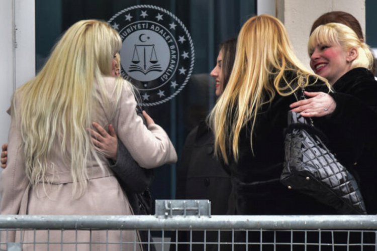 Tahliye edilen 'kedicikler' duruşma i&ccedil;in Silivri'ye geldi