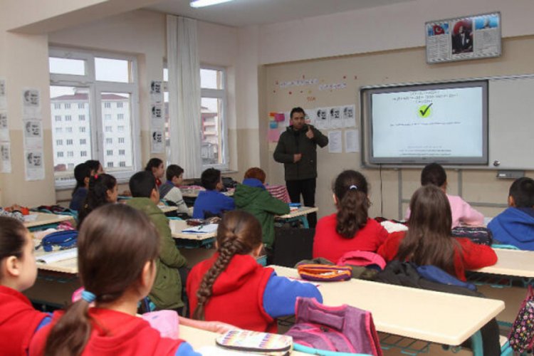 Şentop, mektupla akıllı tahta isteyen &ouml;ğrencinin y&uuml;z&uuml;n&uuml; g&uuml;ld&uuml;rd&uuml;