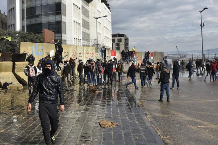 L&uuml;bnan'da yeni h&uuml;k&uuml;metin g&uuml;ven oylaması &ouml;ncesi protestolar s&uuml;r&uuml;yor