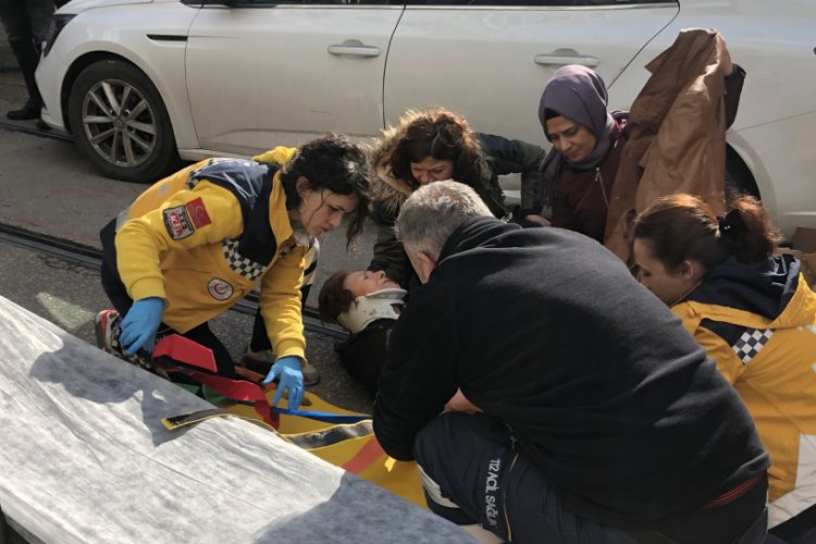 Bursa'da yolun karşısına ge&ccedil;meye &ccedil;alışan yaşlı kadına otomobil &ccedil;arptı