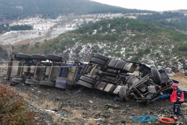 Şarampole yuvarlanan TIR'ın s&uuml;r&uuml;c&uuml;s&uuml; &ouml;ld&uuml;
